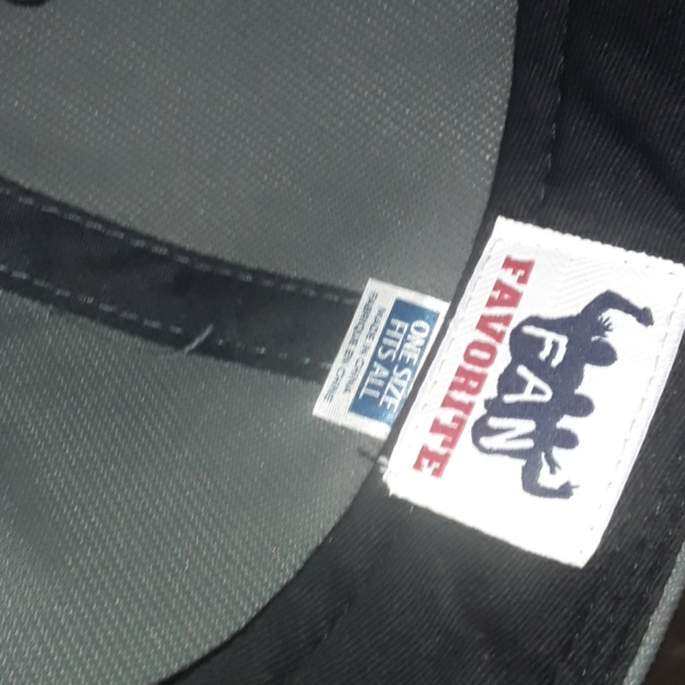 A hat - Picture 3 of 4